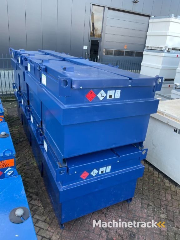 Kiwa IBC Steenbergen 750 liter Dieseltank met handpomp