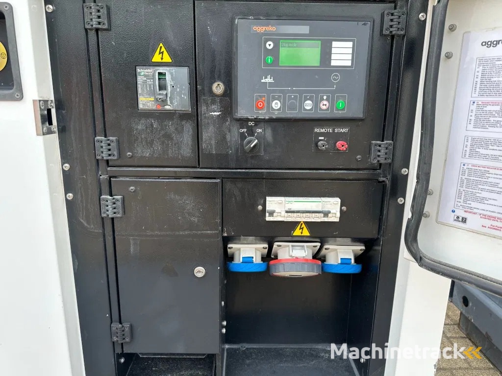 Iveco FPT F32 AM1A Leroy Somer 32 KVA Silent generatorset 660 hours !
