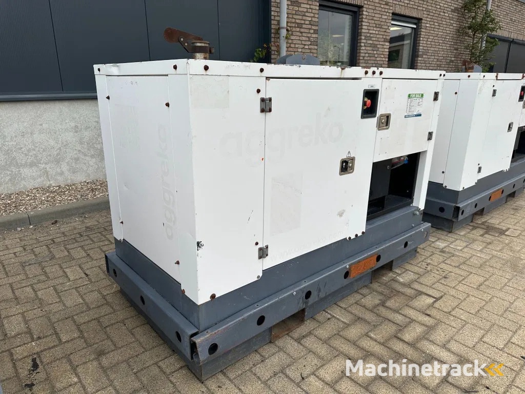Iveco FPT F32 AM1A Leroy Somer 32 KVA Silent generatorset 660 hours !