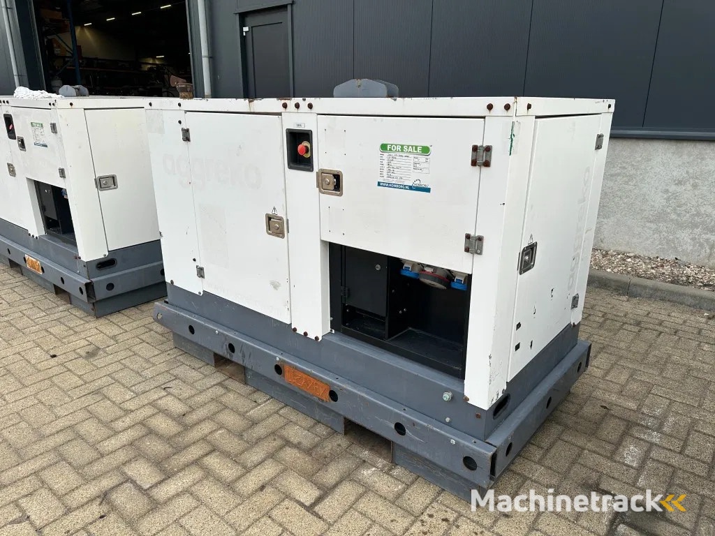 Iveco FPT F32 AM1A Leroy Somer 32 KVA Silent generatorset 660 hours !