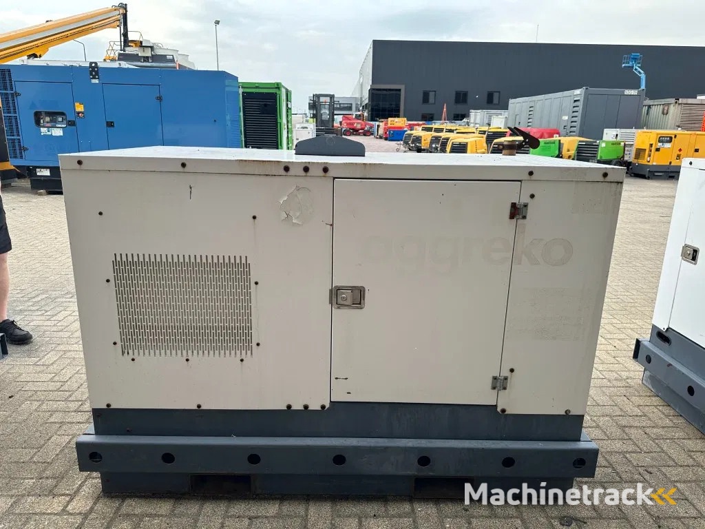 Iveco FPT F32 AM1A Leroy Somer 32 kVA Silent generatorset 21 hours !
