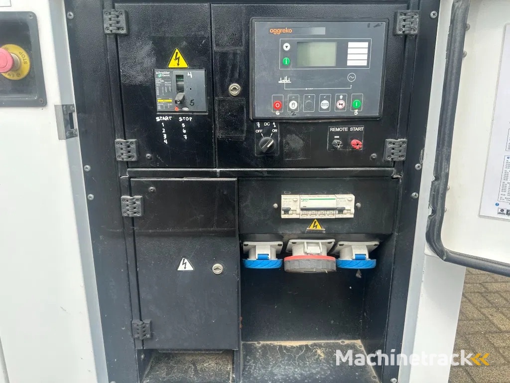 Iveco FPT F32 AM1A Leroy Somer 32 kVA Silent generatorset 92 hours !