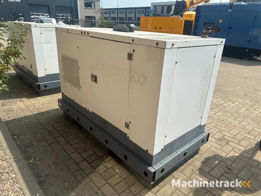 Iveco FPT F32 AM1A Leroy Somer 32 kVA Silent generatorset 368 hours !