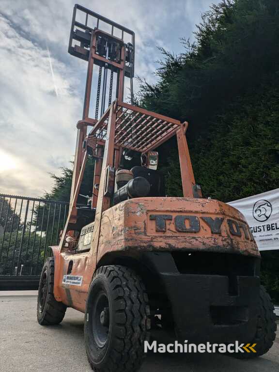 FORKLIFT