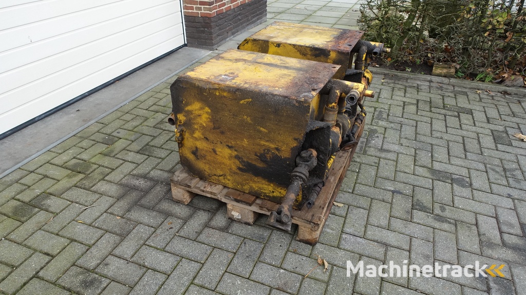 Hydrauliek tank met mechanische aangedreven pomp