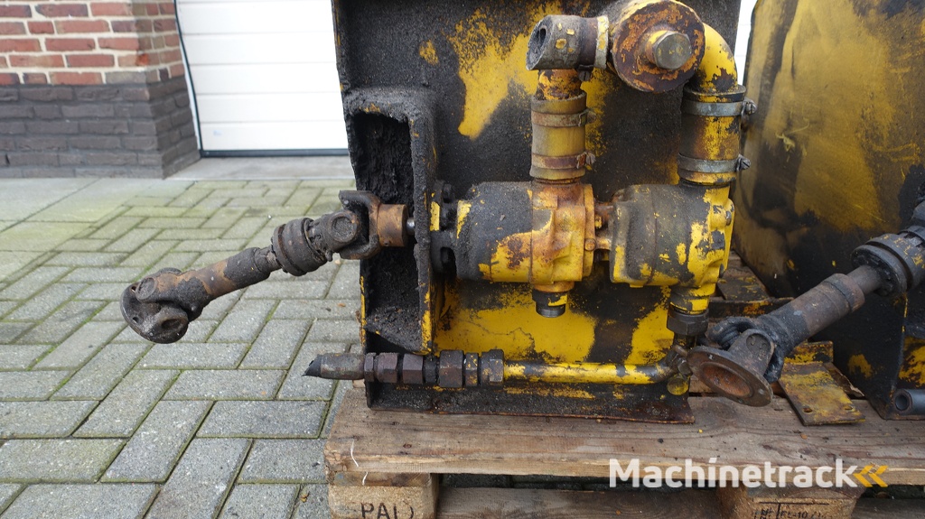 Hydrauliek tank met mechanische aangedreven pomp