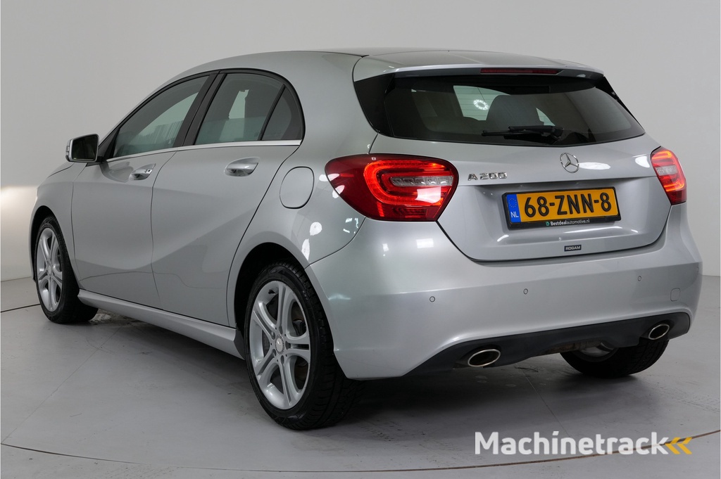 Mercedes-Benz A-klasse 200 AMG | Leder | Navi | Stl. Verw. | PDC v/a |