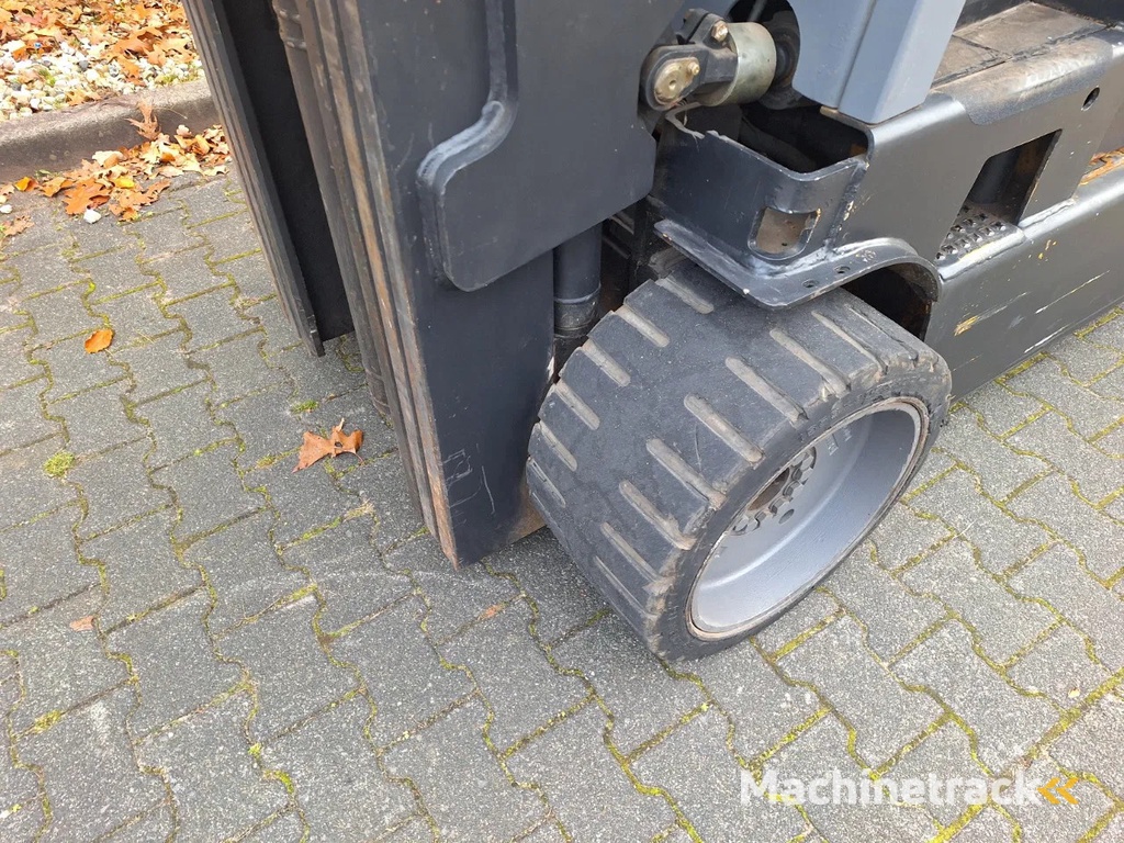 Caterpillar Crown Heftruck 5 tons triplo sideshift  2004