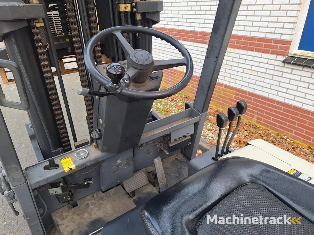 Caterpillar Crown Heftruck 5 tons triplo sideshift  2004