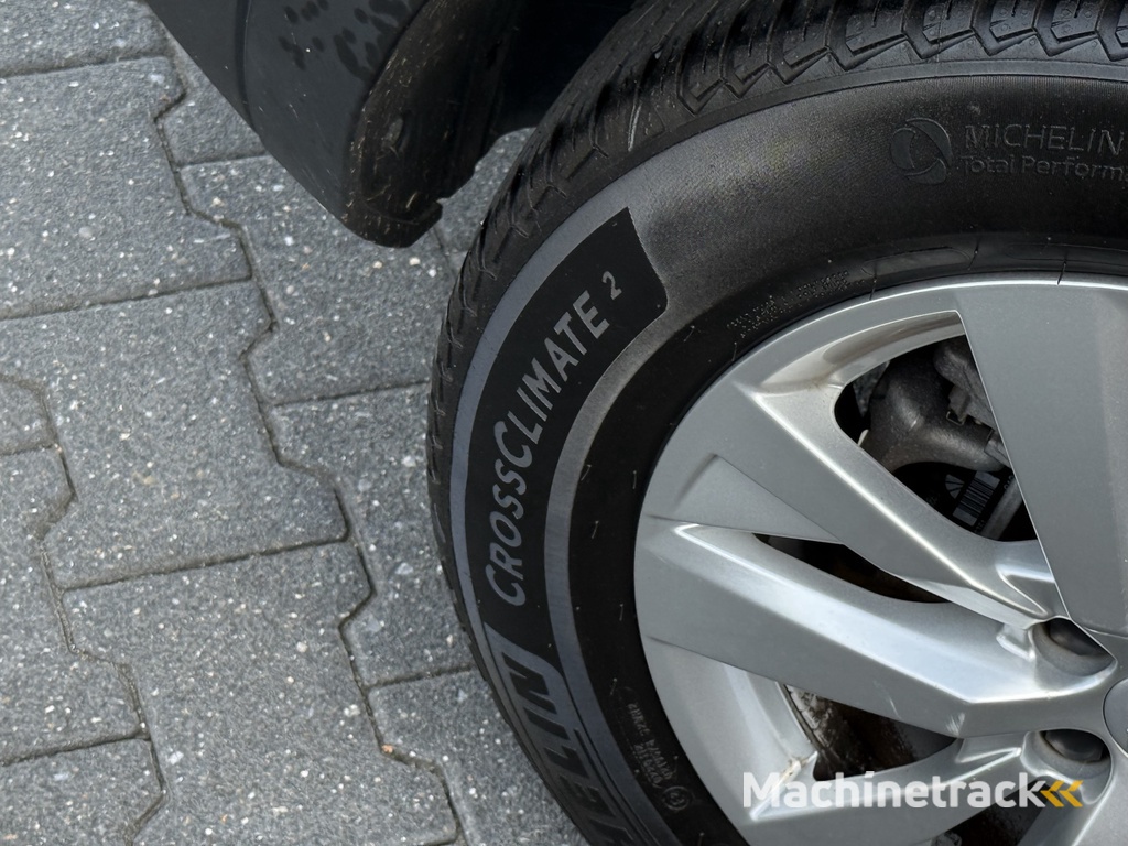 Peugeot 3008 1.2 PureTech Active Pack Business Navi / Carplay / Camera / Clima / LED / All season banden