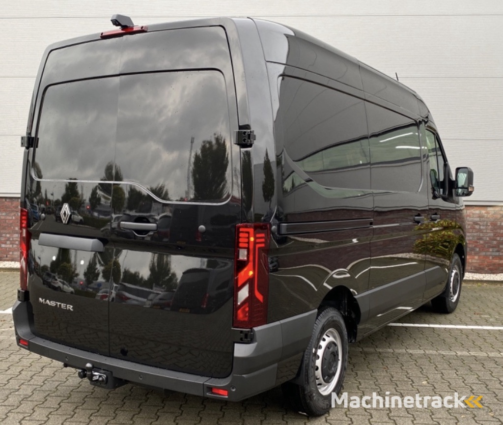 Renault Master T35 2.0 dCi 130 L2H2 Advance Stoelverwarming / Laadruimte betimmering / Trekhaak / All season