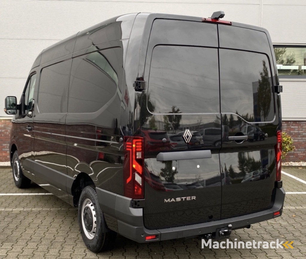 Renault Master T35 2.0 dCi 130 L2H2 Advance Stoelverwarming / Laadruimte betimmering / Trekhaak / All season