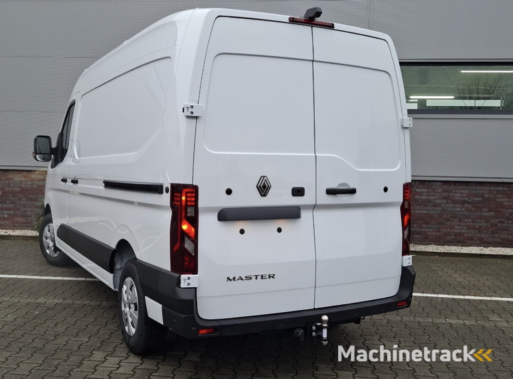 Renault Master T35 2.0 dCi 170 L2H2 Extra Laadruimte betimmering / 2 keer schuifdeur / Trekhaak / All season