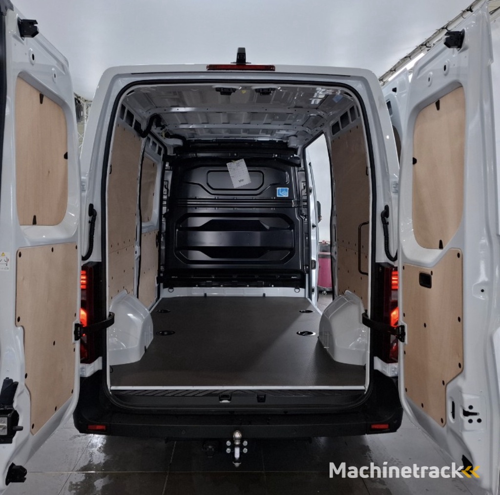 Renault Master T35 2.0 dCi 170 L2H2 Extra Laadruimte betimmering / 2 keer schuifdeur / Trekhaak / All season