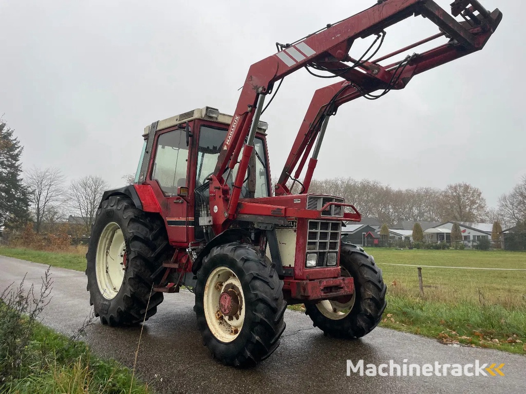 Case IH International 845 XL met voorlader MARGE