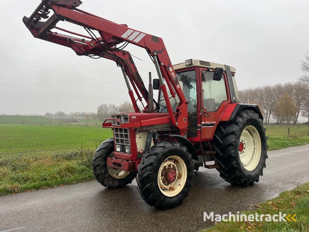 Case IH International 845 XL met voorlader MARGE