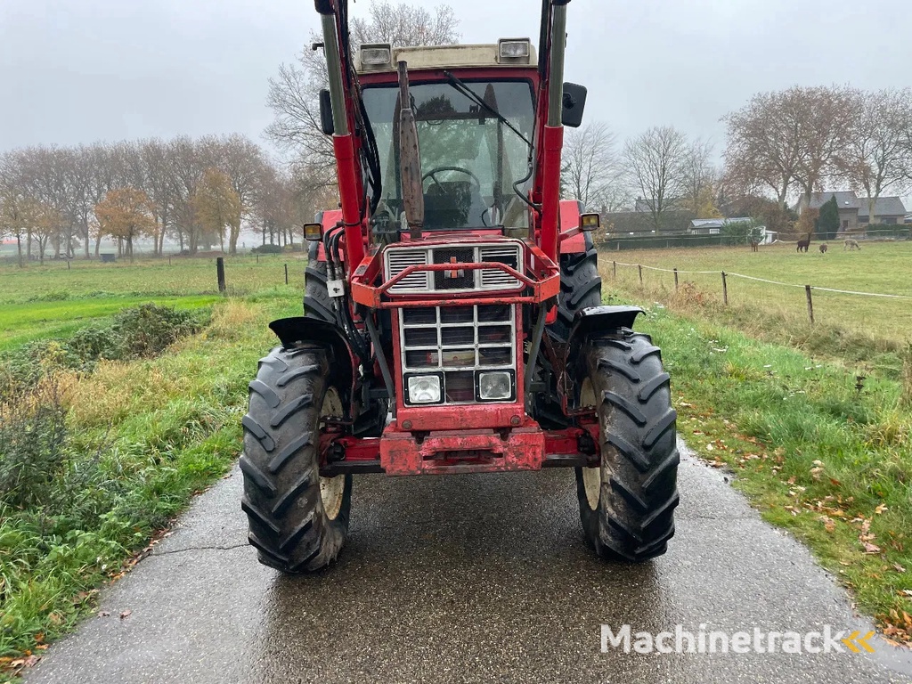 Case IH International 845 XL met voorlader MARGE