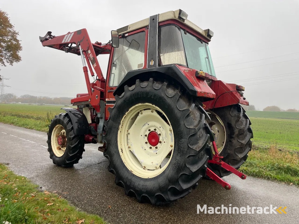 Case IH International 845 XL met voorlader MARGE