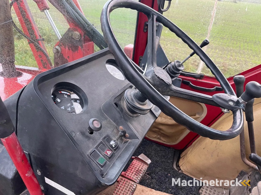 Case IH International 845 XL met voorlader MARGE