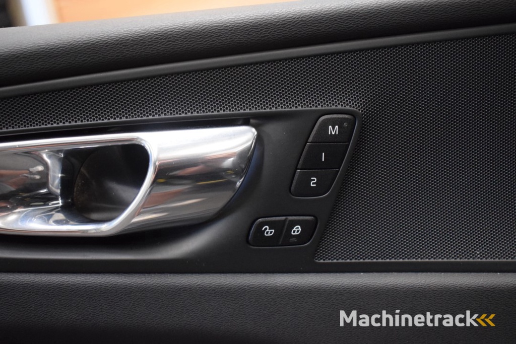 Volvo XC60 2.0 D4 190pk AUT8 R-Design Trekhaak/Adaptive Cruise/Leer/Stoelverwarming en ventilatie