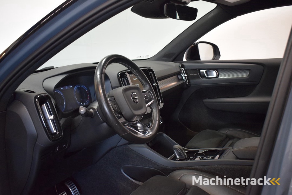 Volvo XC40 2.0 B4 198pk AUT8 R-Design Trekhaak 2100kg/ Stoel+Stuurverw./ Adapt. Cruise/ Camera/ H&K/ PDC v+a