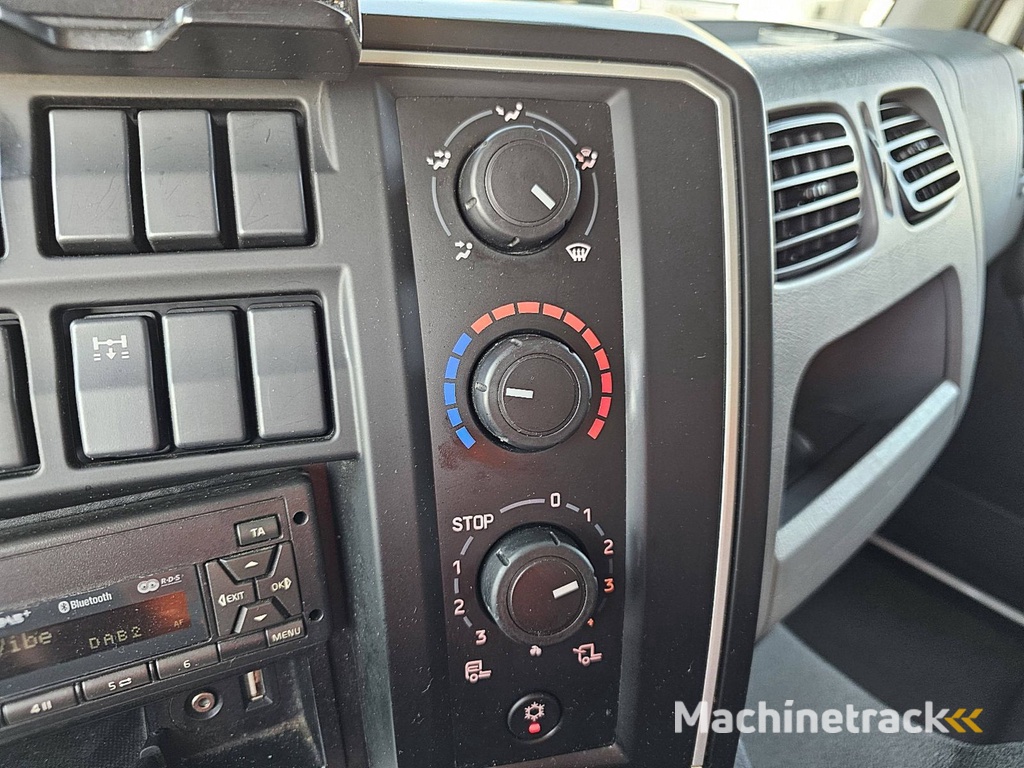 RENAULT D 240 airco lift side door