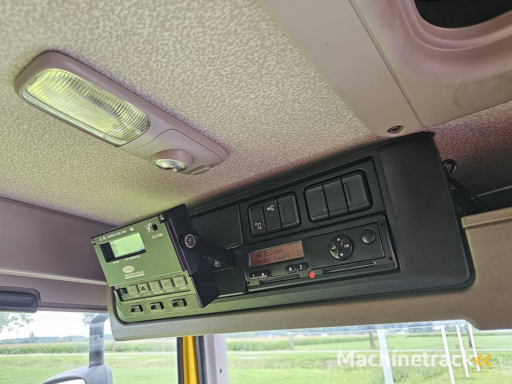 DAF CF 220 carrier lift doors