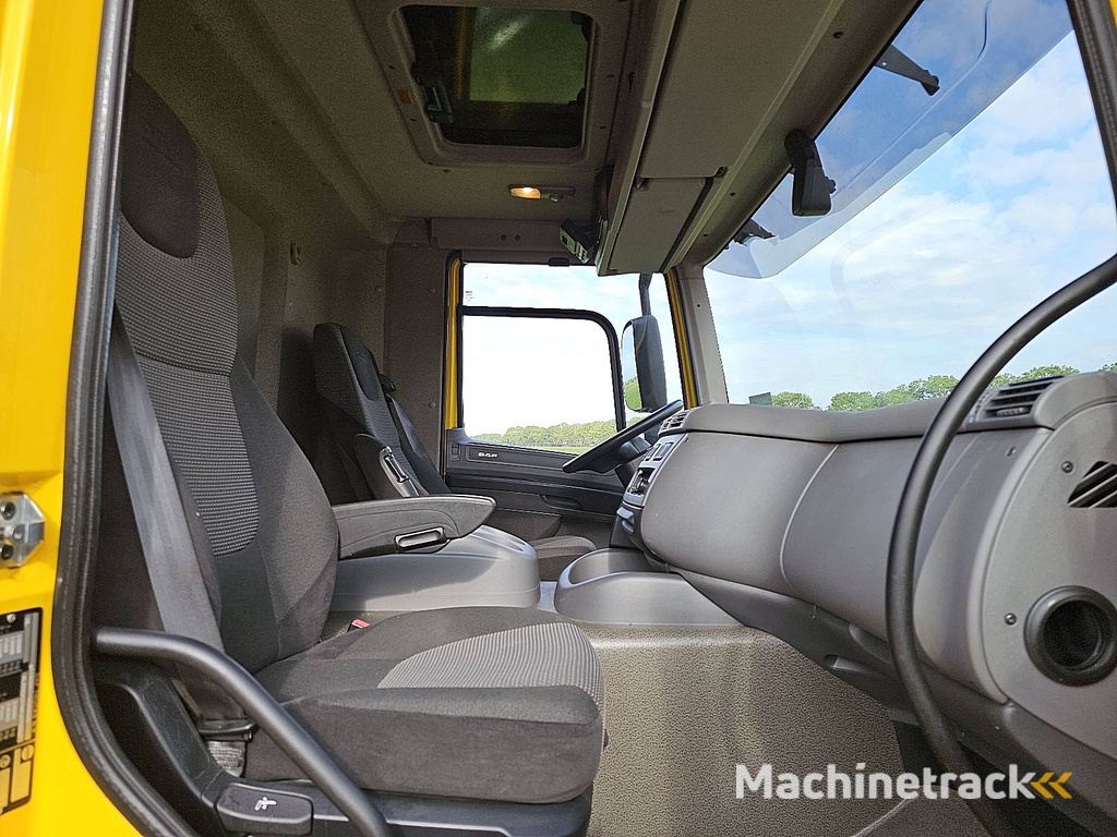 DAF CF 220 carrier lift doors