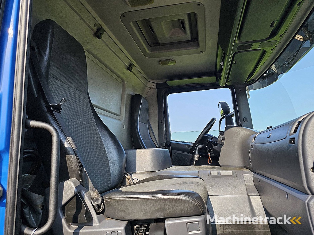 SCANIA P360 2500 kg lift