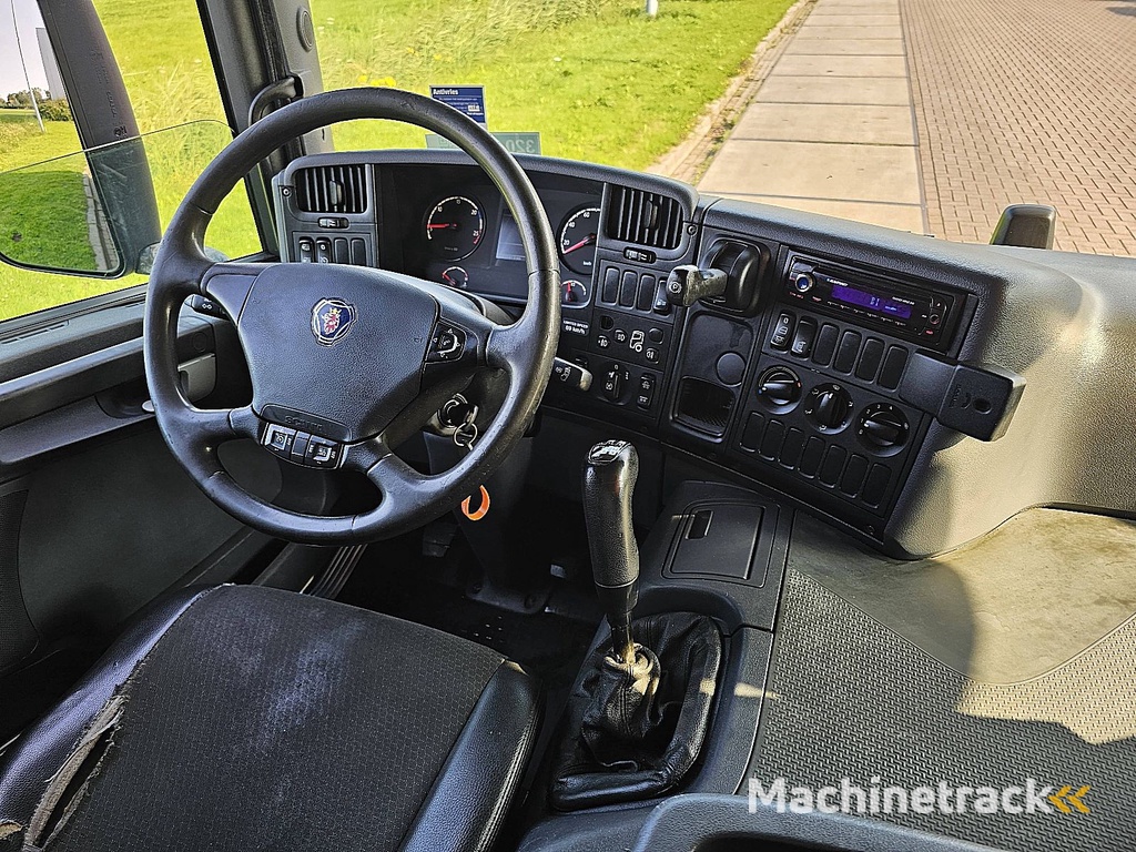 SCANIA P360 2500 kg lift