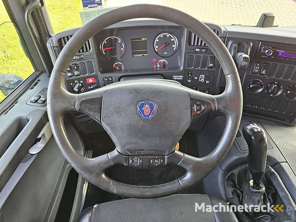 SCANIA P360 2500 kg lift