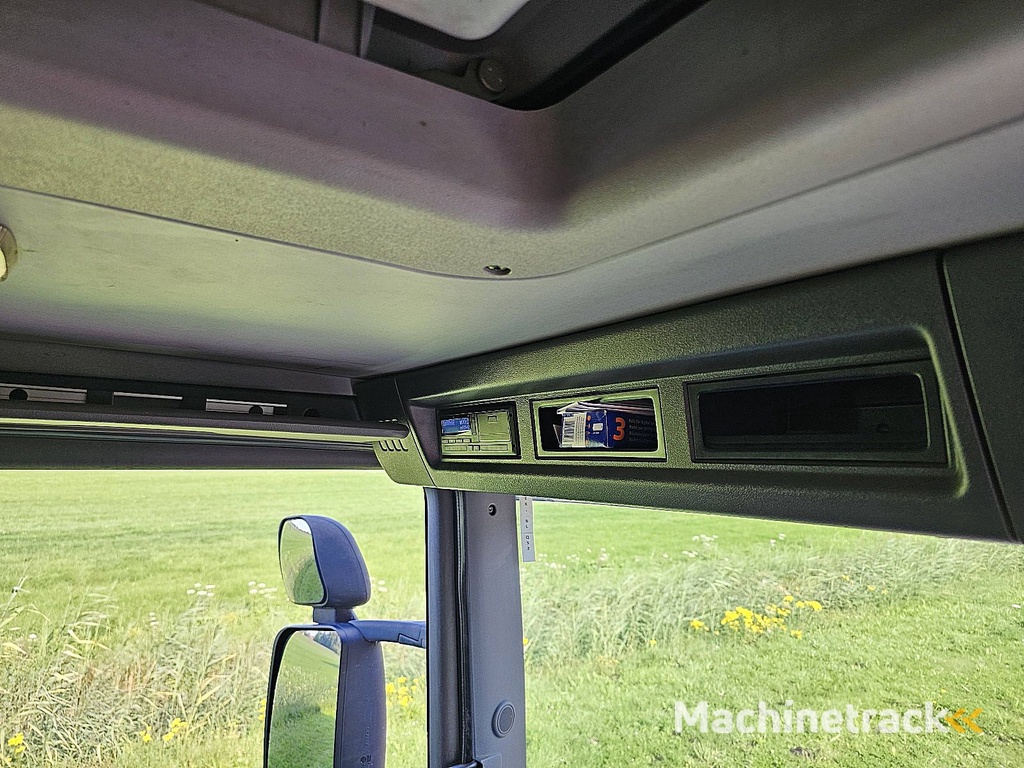 SCANIA P360 2500 kg lift