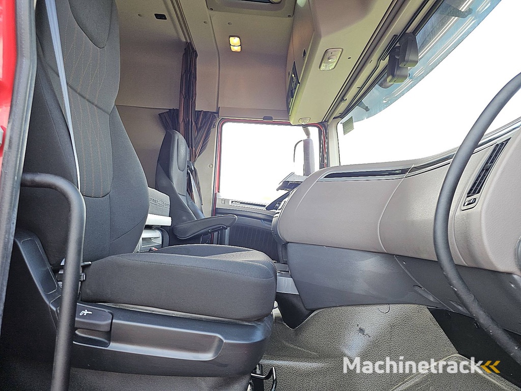 DAF XF 530 spacecab 6x2 ftg pto