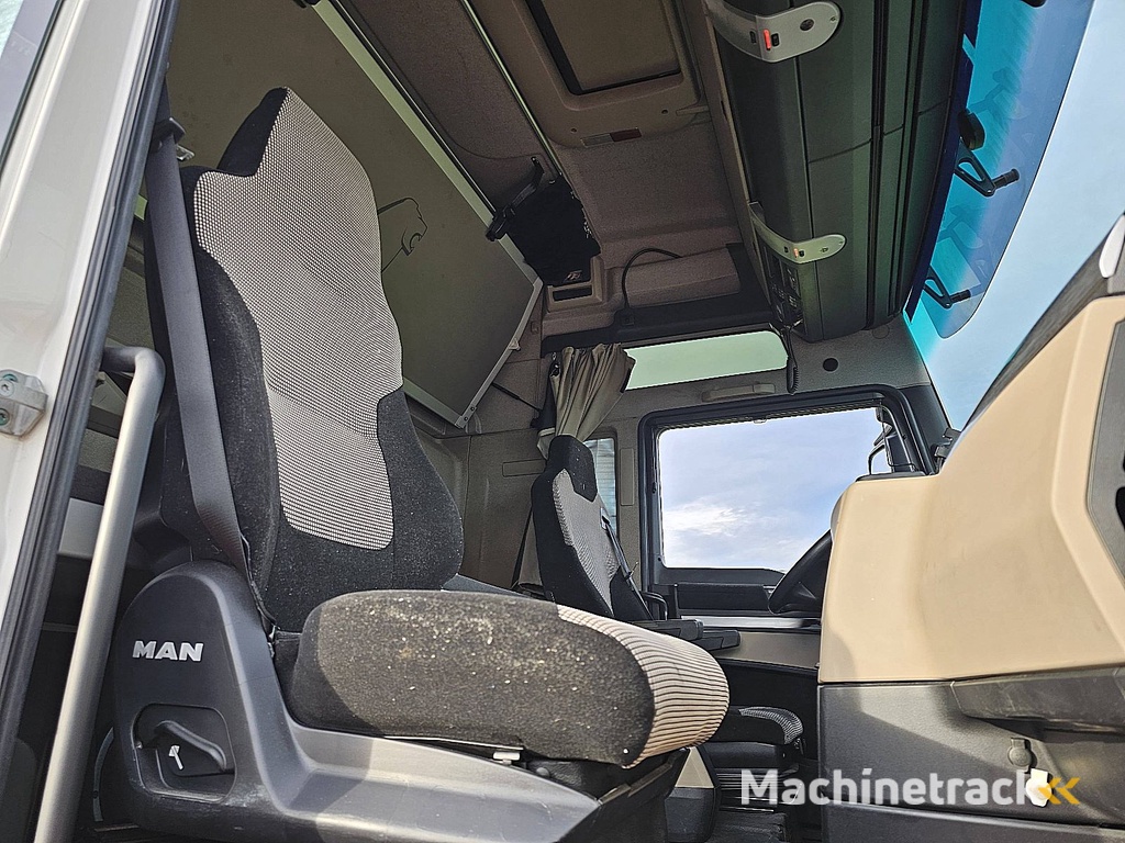 M.A.N. 18.460 TGX xxl mega ret. 1210l