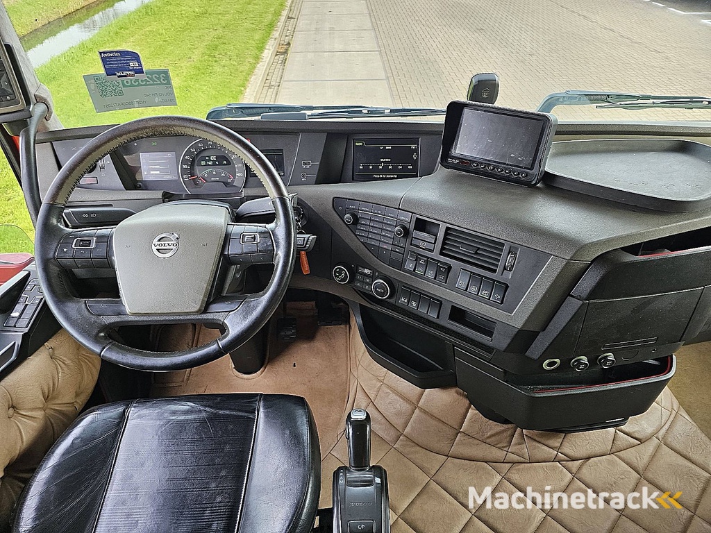 VOLVO FH 540 6x2 steered 440tkm