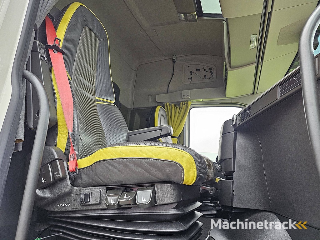 VOLVO FH 16.750 6x2*4 4 seats 154tkm