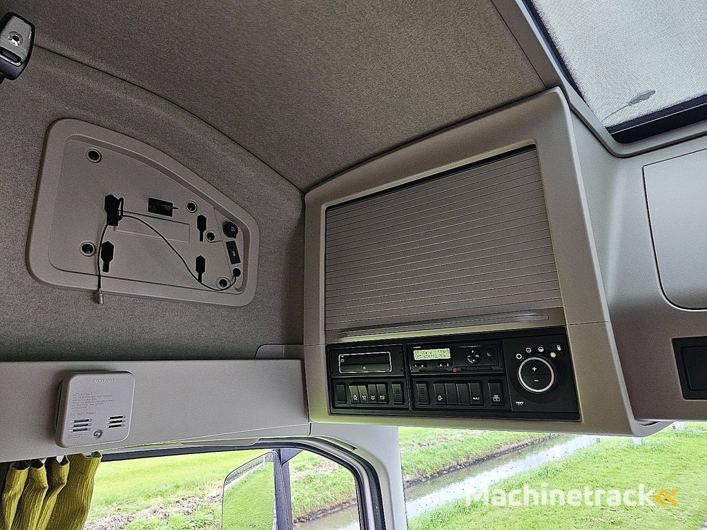 VOLVO FH 16.750 6x2*4 4 seats 154tkm