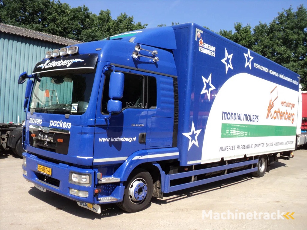 MAN TGL 12.220 met slaapcabine en laadklep