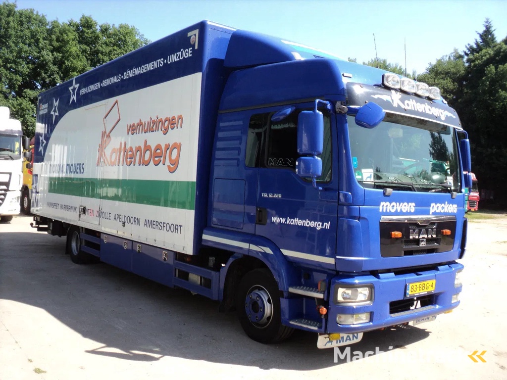 MAN TGL 12.220 met slaapcabine en laadklep