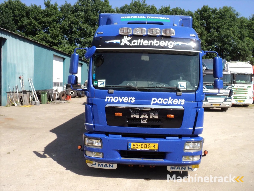 MAN TGL 12.220 met slaapcabine en laadklep