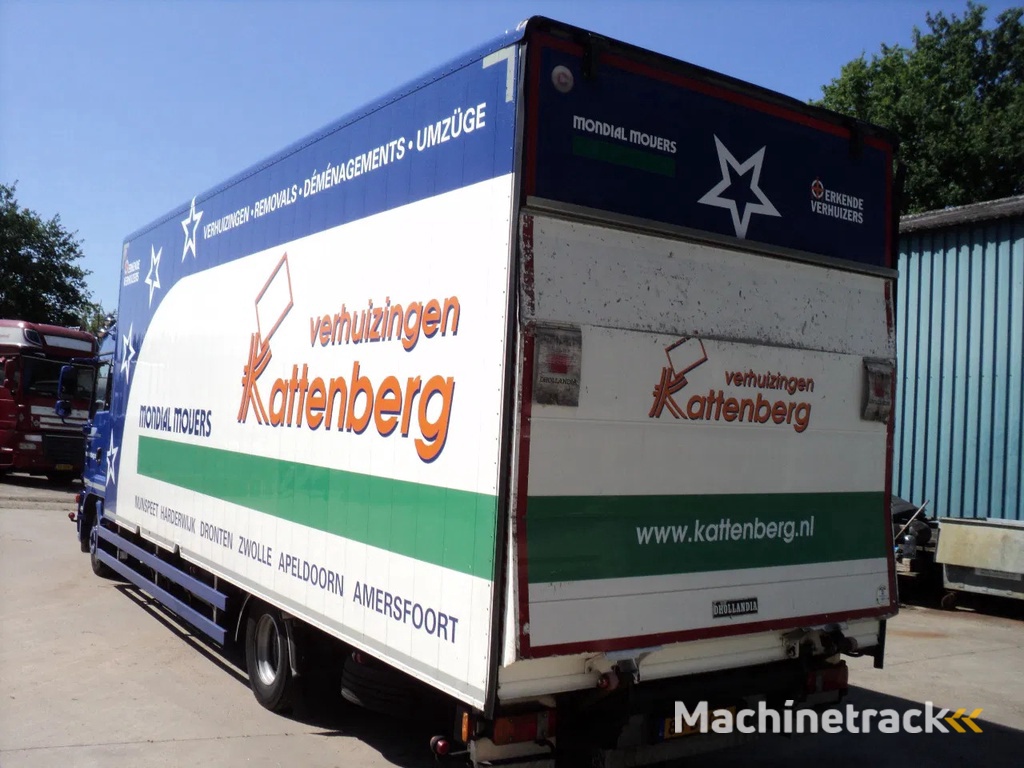 MAN TGL 12.220 met slaapcabine en laadklep