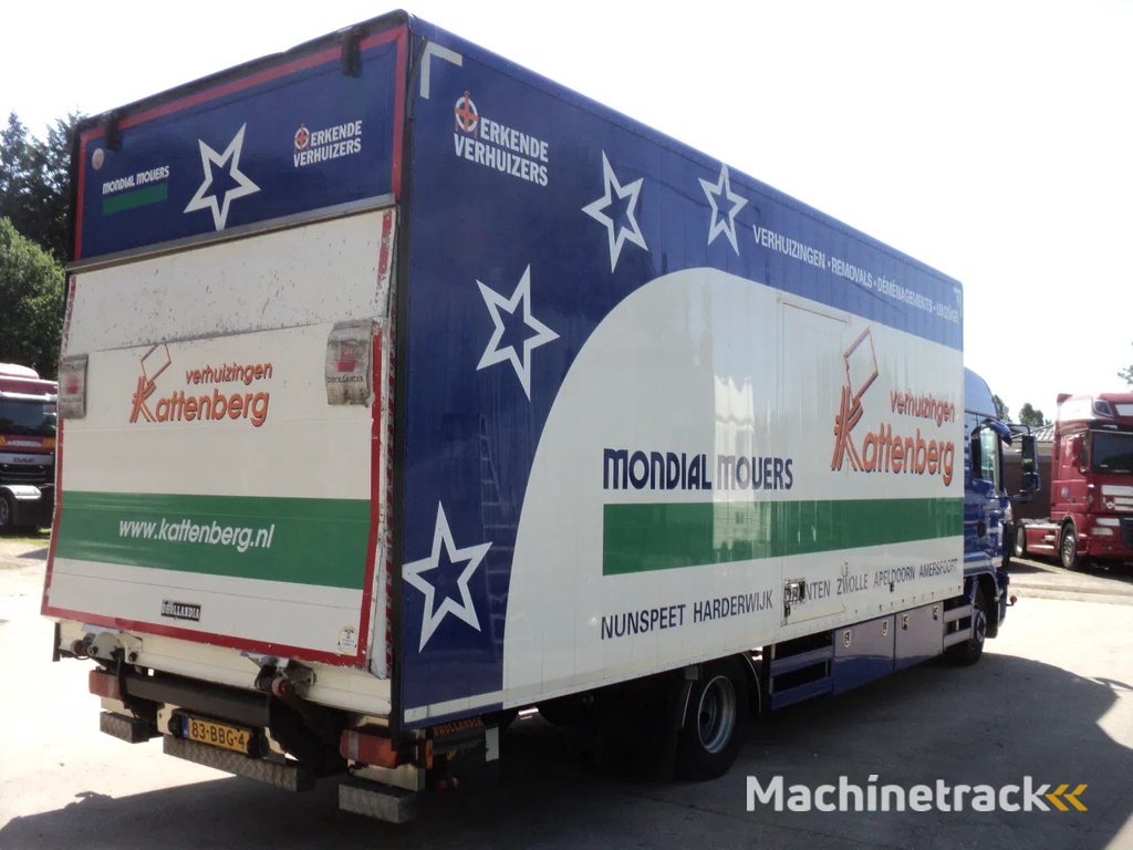 MAN TGL 12.220 met slaapcabine en laadklep