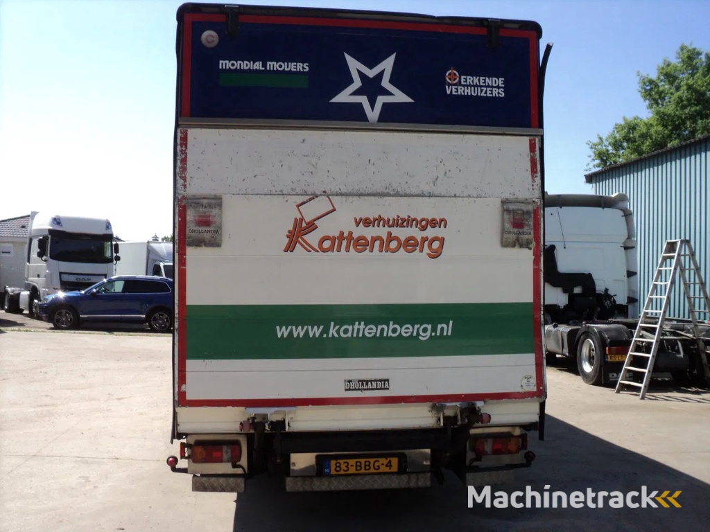 MAN TGL 12.220 met slaapcabine en laadklep