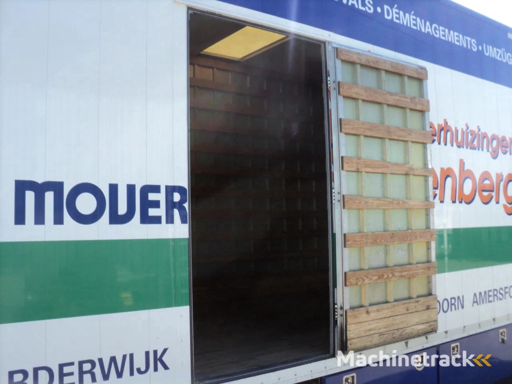 MAN TGL 12.220 met slaapcabine en laadklep