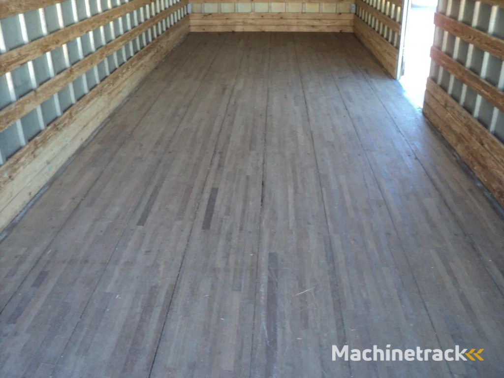 MAN TGL 12.220 met slaapcabine en laadklep