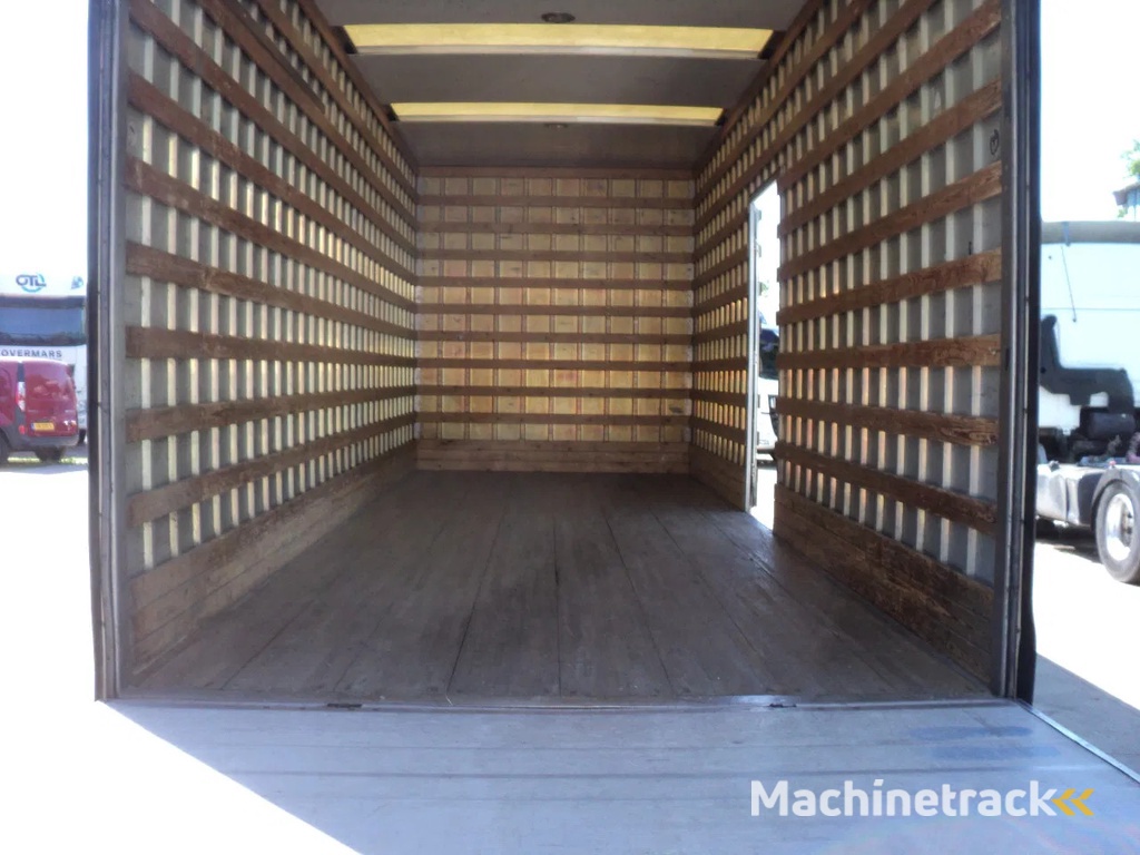 MAN TGL 12.220 met slaapcabine en laadklep