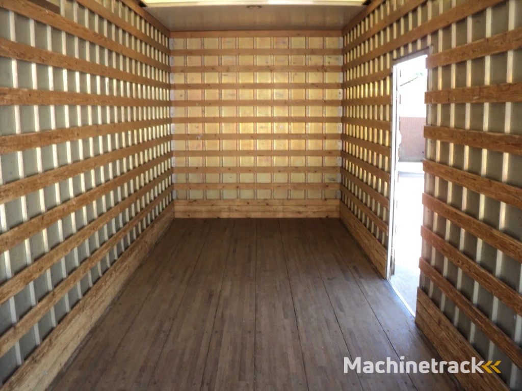 MAN TGL 12.220 met slaapcabine en laadklep