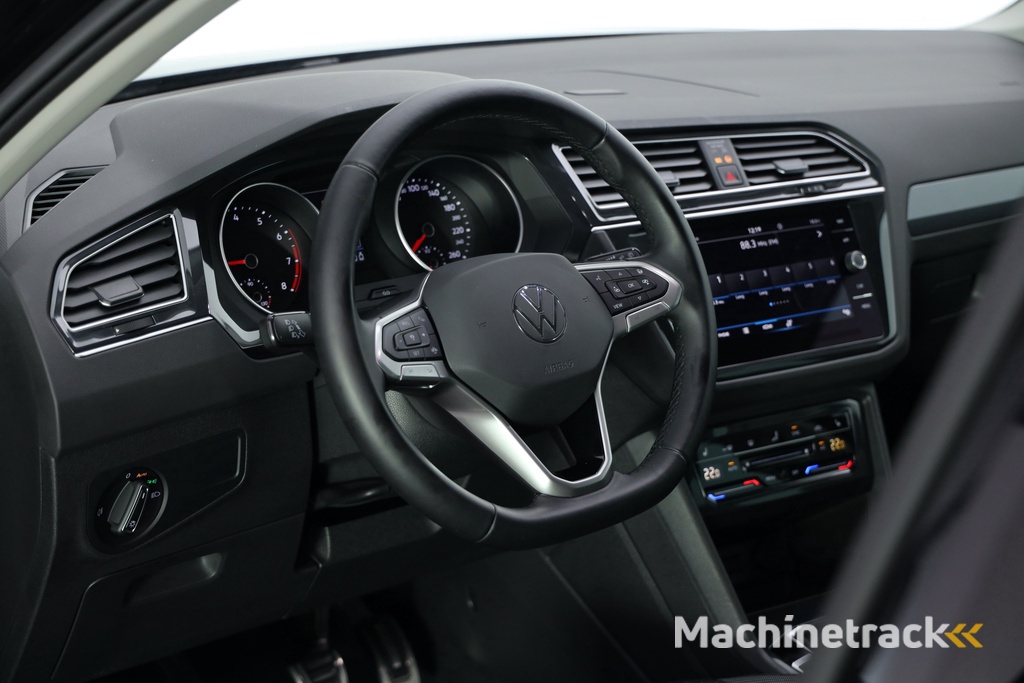 Volkswagen Tiguan 1.5 TSI 150pk | Navi | Apple CarPlay | Elek. Trekhaak | Camera | Stoel- Stuurverw. | 18"