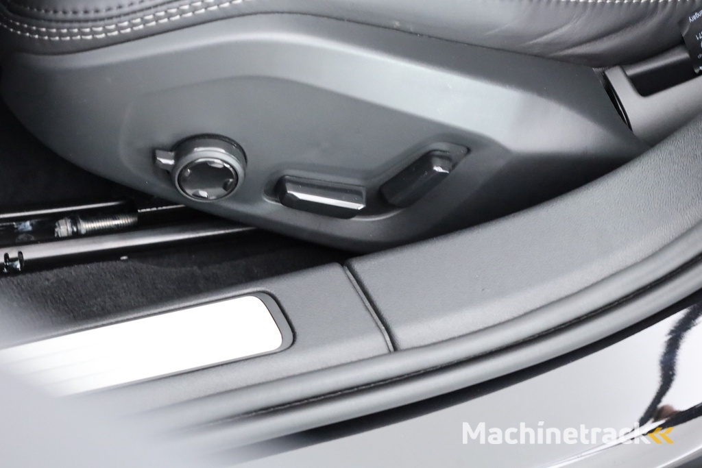 Volvo V60 T6 Recharge Ultra Dark | Pano | HUD | B&W | Stoelventi. | Massage | Memory seats | Elek. Trekhaak | 360cam