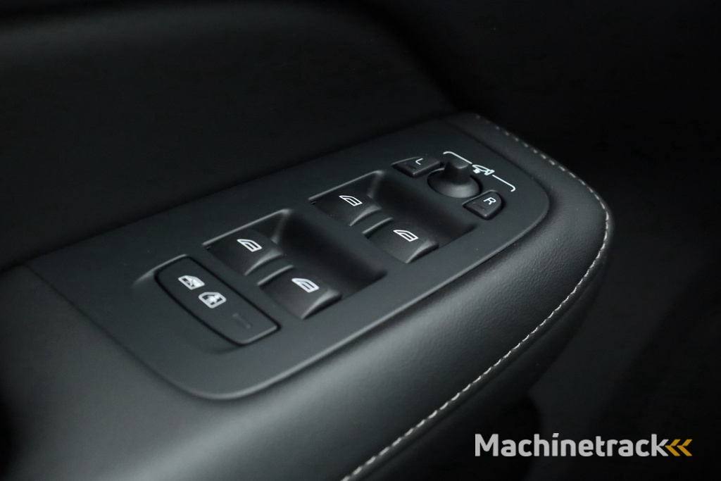 Volvo V60 T6 Recharge Ultra Dark | Pano | HUD | B&W | Stoelventi. | Massage | Memory seats | Elek. Trekhaak | 360cam